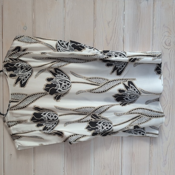White House Black Market Satin Flutter Sleeve Top Large Black Beige Tulip Print - Picture 6 of 12